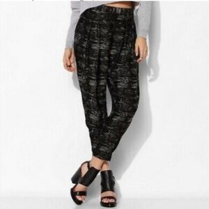 🆕️ Vince Camuto Black with Paisley Print Pants. Slim Leg Hem. NWT